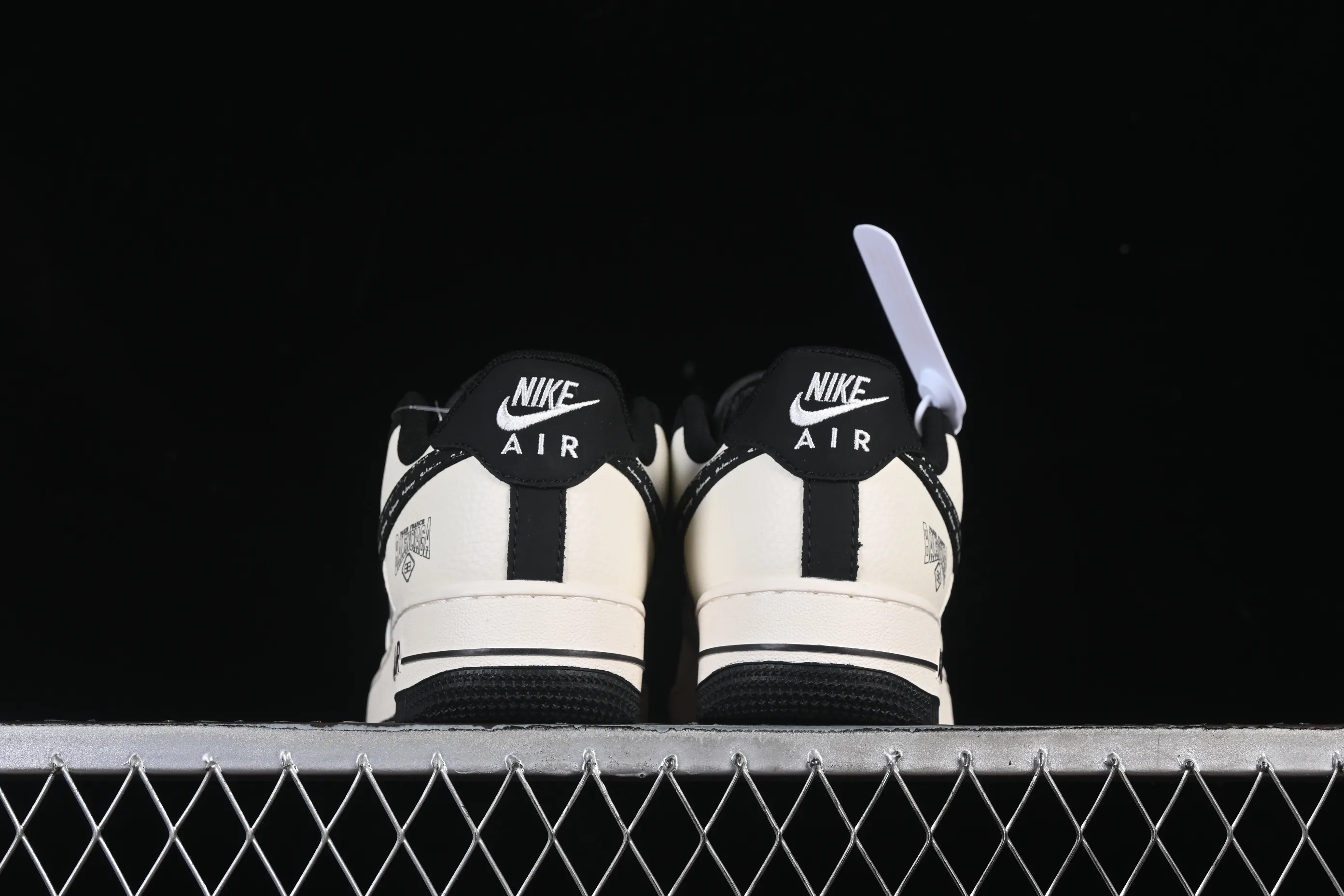 All categories Nk Air Force 1 Air Force series Nk Air Force 1 Low Air Force low-top Nike Air Force 1'07 Low Balenciaga co-branded off-white black hook printing Air Force 1 low-top casual sneakers XD2588-611